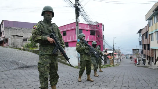 Soldados del Ejército de Ecuador patrullan por las calles de Quito Soldados del Ejército de Ecuador patrullan por las calles de Quito