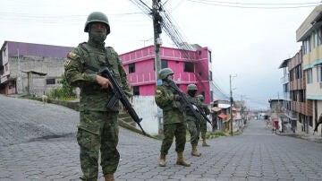 Soldados del Ejército de Ecuador patrullan por las calles de Quito