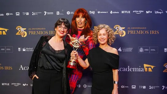 Las directoras Laura M. Campos e Inma Torrente han recibido el premio Iris a la mejor dirección de ficción Antonio Mercero por 'Valeria' (Netflix). Las directoras Laura M. Campos e Inma Torrente han recibido el premio Iris a la mejor dirección de ficción Antonio Mercero por 'Valeria' (Netflix).