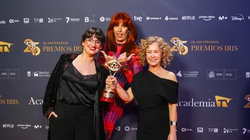 Las directoras Laura M. Campos e Inma Torrente han recibido el premio Iris a la mejor dirección de ficción Antonio Mercero por 'Valeria' (Netflix).