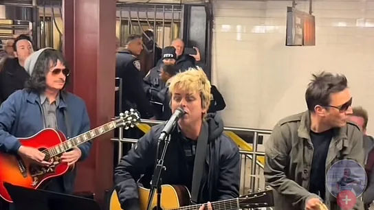 Green Day tocando en el metro de Nueva York con Jimmy Fallon. Green Day tocando en el metro de Nueva York con Jimmy Fallon.