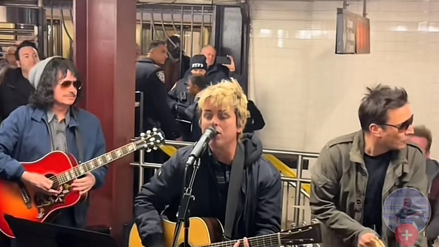 Green Day tocando en el metro de Nueva York con Jimmy Fallon. Green Day tocando en el metro de Nueva York con Jimmy Fallon.