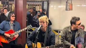 Green Day tocando en el metro de Nueva York con Jimmy Fallon. 