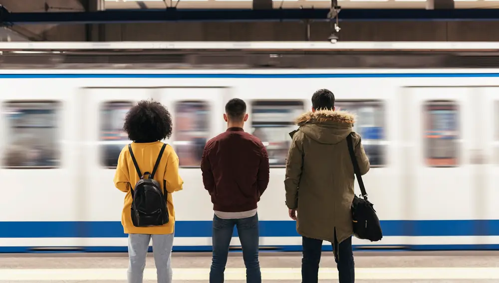 Gente joven en el Metro de Madrid Gente joven en el Metro de Madrid