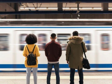 Gente joven en el Metro de Madrid