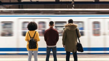 Gente joven en el Metro de Madrid