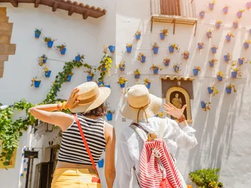 Dos chicas jóvenes en Málaga Dos chicas jóvenes en Málaga