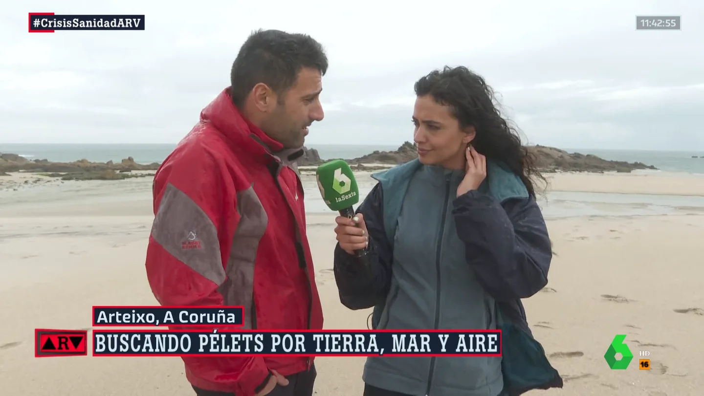 Un voluntario en la recogida de los pellets critica la gestión de la administración: "Es una tomadura de pelo" Un voluntario en la recogida de los pellets critica la gestión de la administración: "Es una tomadura de pelo"