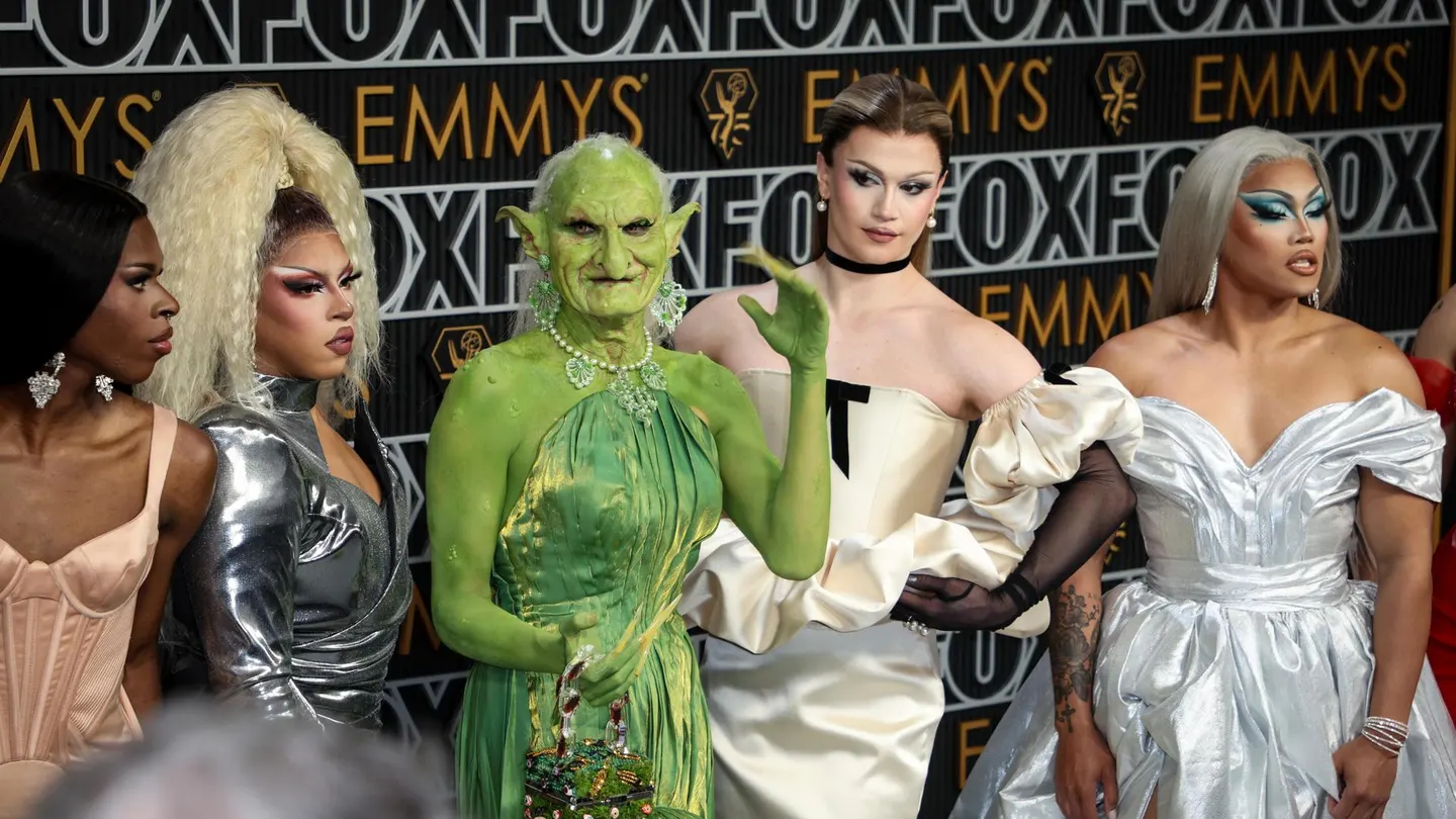 Un duende verde se 'cuela' en los Premios Emmy 2024: esta es su verdadera identidad. Un duende verde se 'cuela' en los Premios Emmy 2024: esta es su verdadera identidad.
