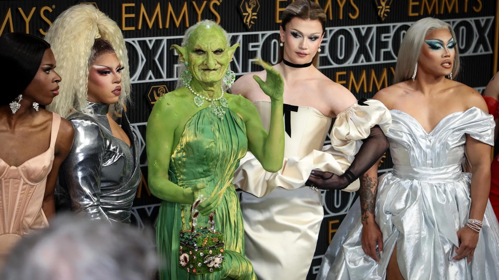 Un duende verde se 'cuela' en los Premios Emmy 2024: esta es su verdadera identidad.