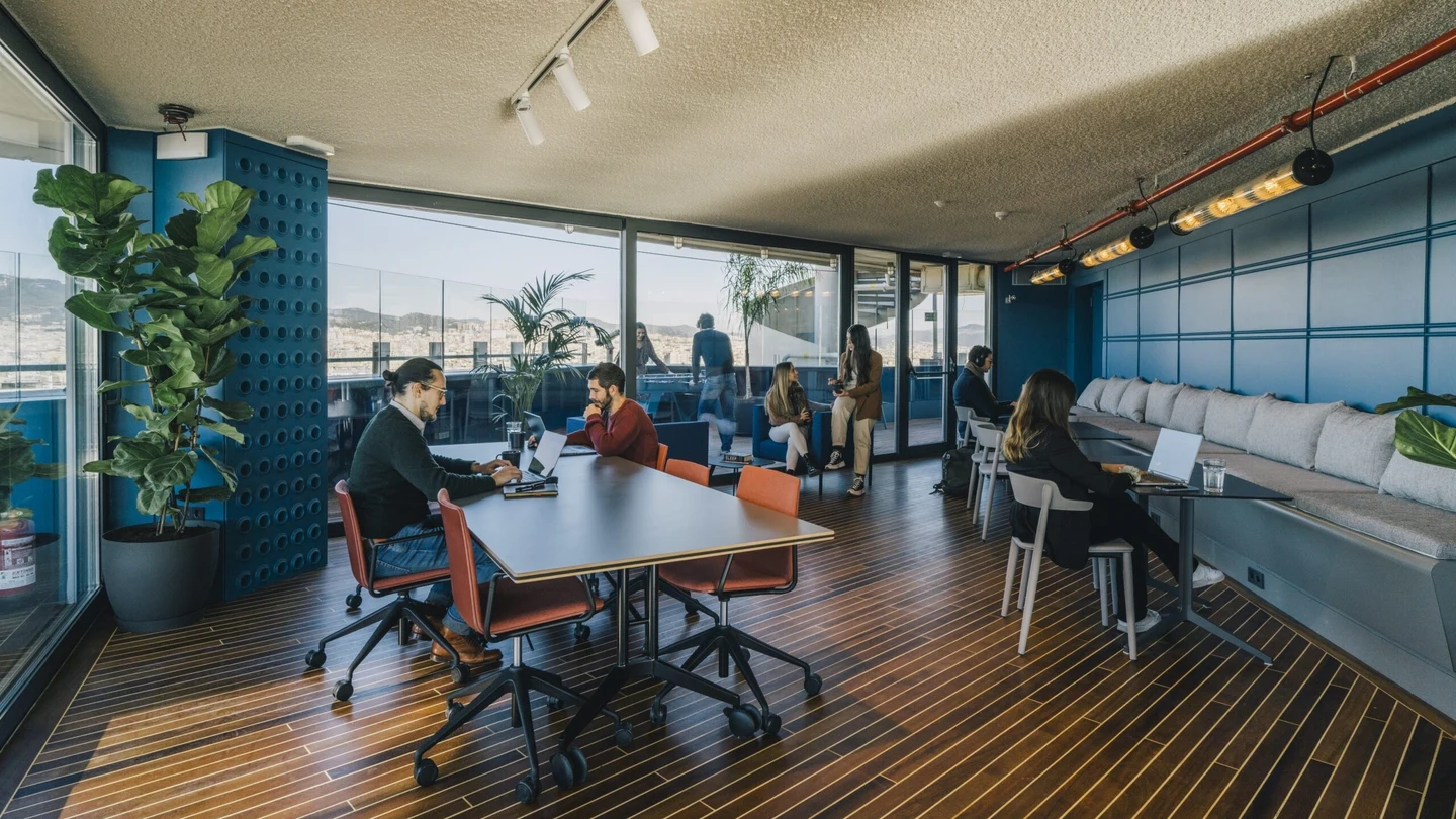 Trabajadores en espacio de 'coworking'. Trabajadores en espacio de 'coworking'.