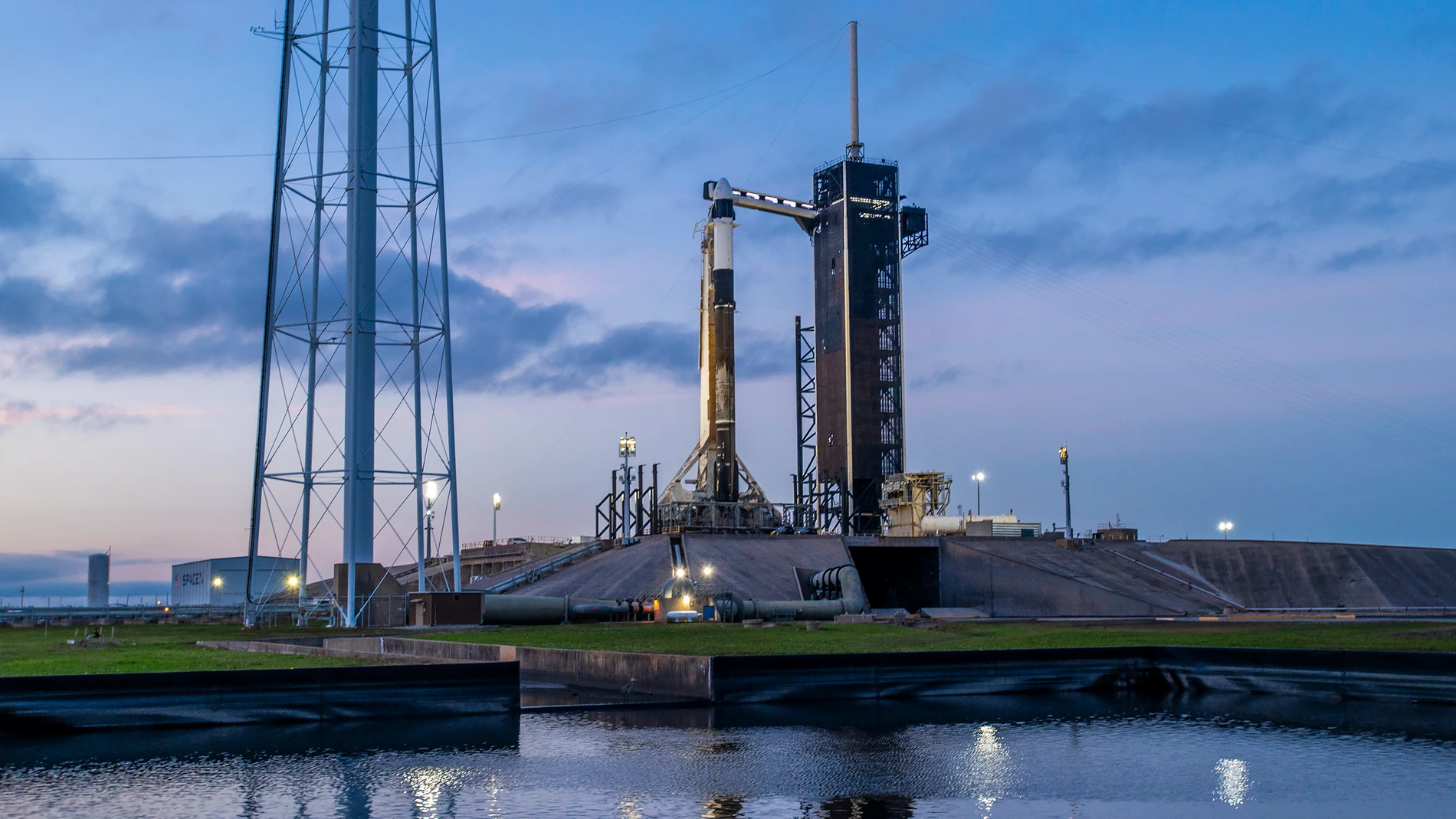 Fotografía cedida este miércoles, 17 de enero, por SpaceX, en la que se registró el cohete Falcon 9 con la cápsula Dragon, que llevará la misión 3 (Ax-3) de Axiom a la Estación Espacial Internacional