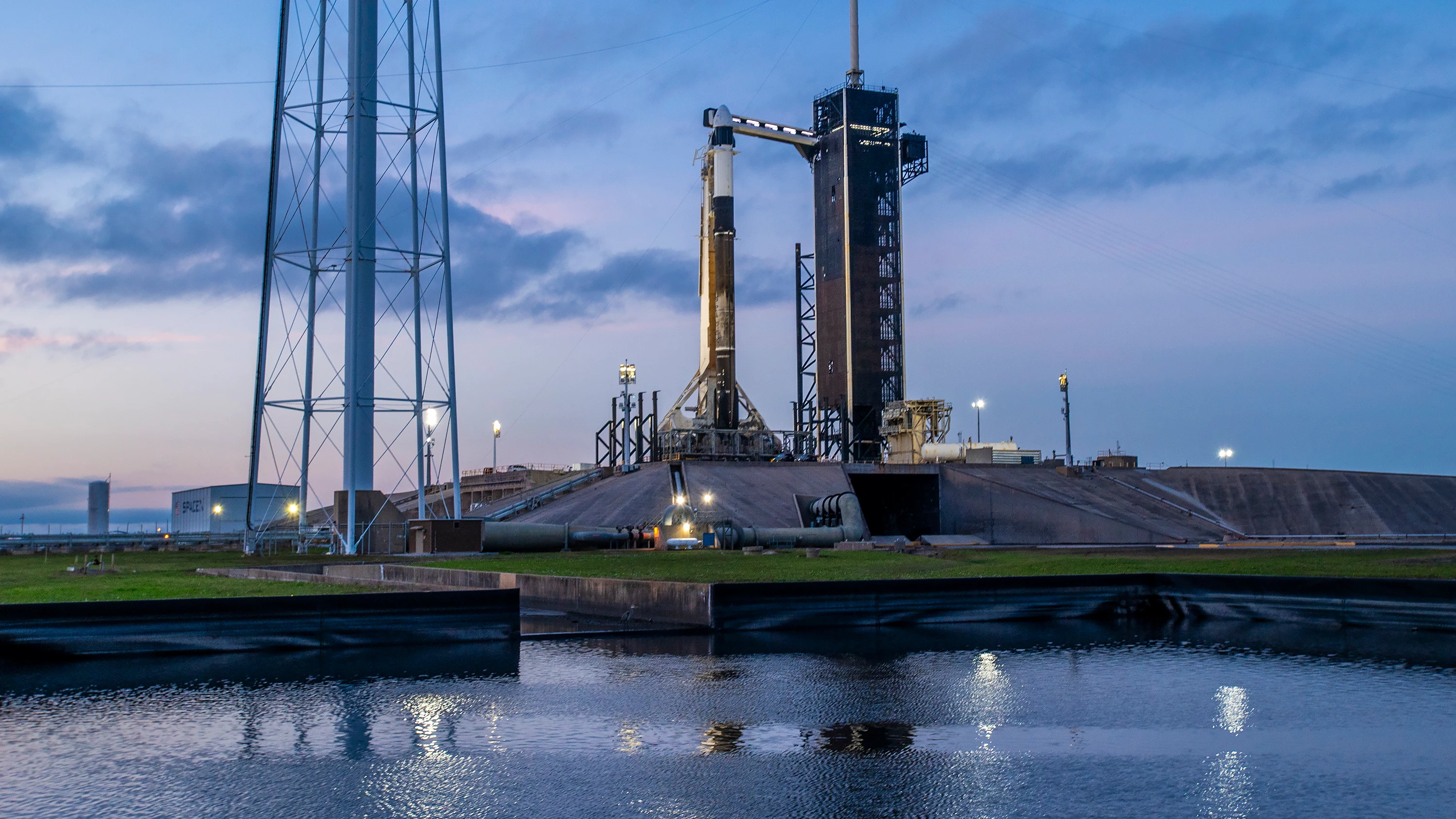 Fotografía cedida este miércoles, 17 de enero, por SpaceX, en la que se registró el cohete Falcon 9 con la cápsula Dragon, que llevará la misión 3 (Ax-3) de Axiom a la Estación Espacial Internacional