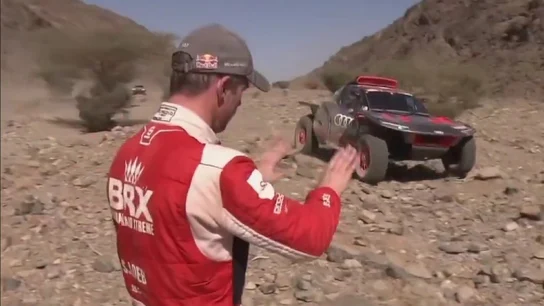 Loeb acepta la derrota con un gesto de deportividad a Carlos Sainz Loeb acepta la derrota con un gesto de deportividad a Carlos Sainz