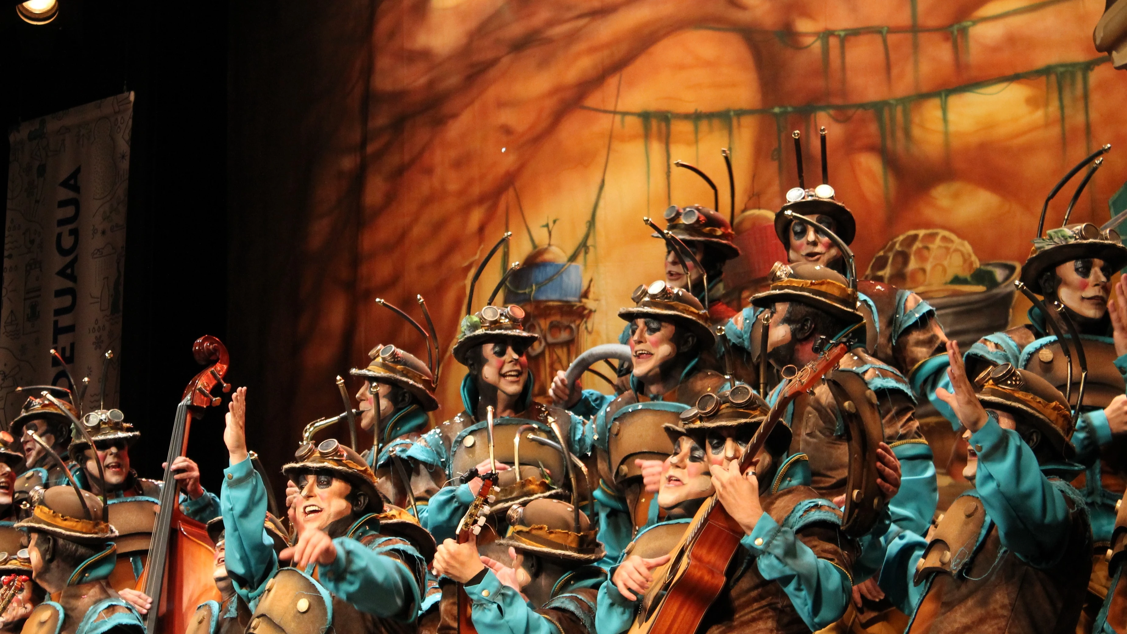 El coro La Colonial durante su actuación en el Gran Teatro Falla.