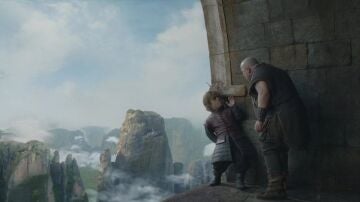 Tyrion Lannister con el carcelero Mord que le vigila y tortura durante su cautiverio en el Nido de Águilas ('Juego de tronos').