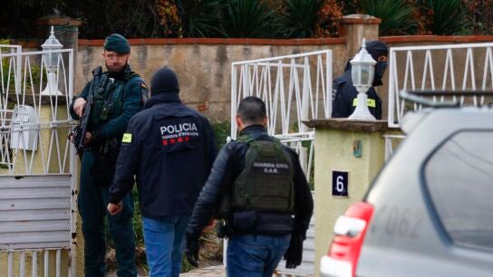 Operativo policial contra el terrorismo yihadista en las localidades barcelonesas de Rub&iacute;, Sant Pere de Ribes y Martorell, as&iacute; como en M&eacute;rida (Extremadura).