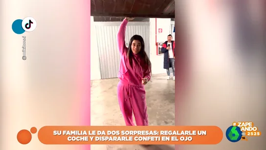 El percance que sufre una chica mientras descubre el regalo que le acaba de hacer su familia El percance que sufre una chica mientras descubre el regalo que le acaba de hacer su familia