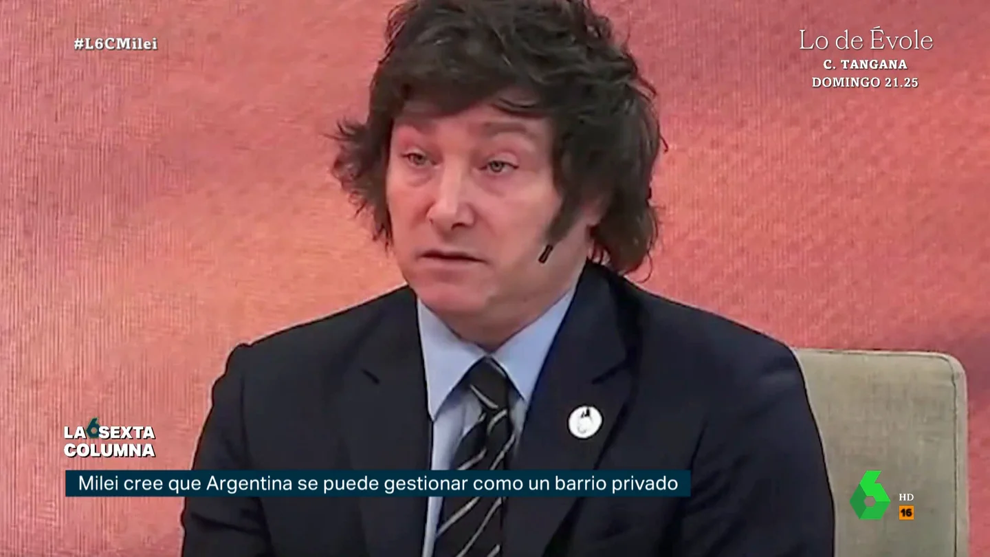 El presidente de Argentina, Javier Milei, durante una entrevista. Los impuestos que Milei consideraba "aberrantes" y que ha recuperado para Argentina