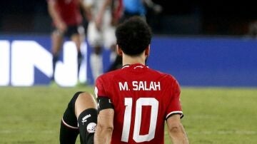 Mohamed Salah, sentado sobre el césped 