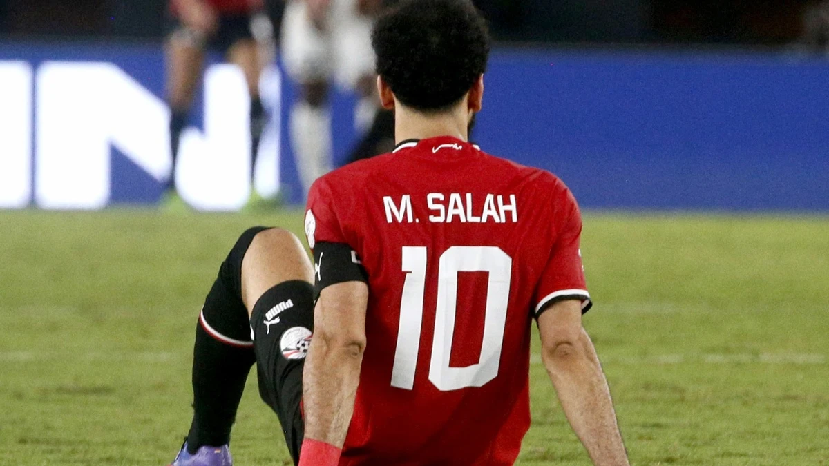 Mohamed Salah, sentado sobre el césped 