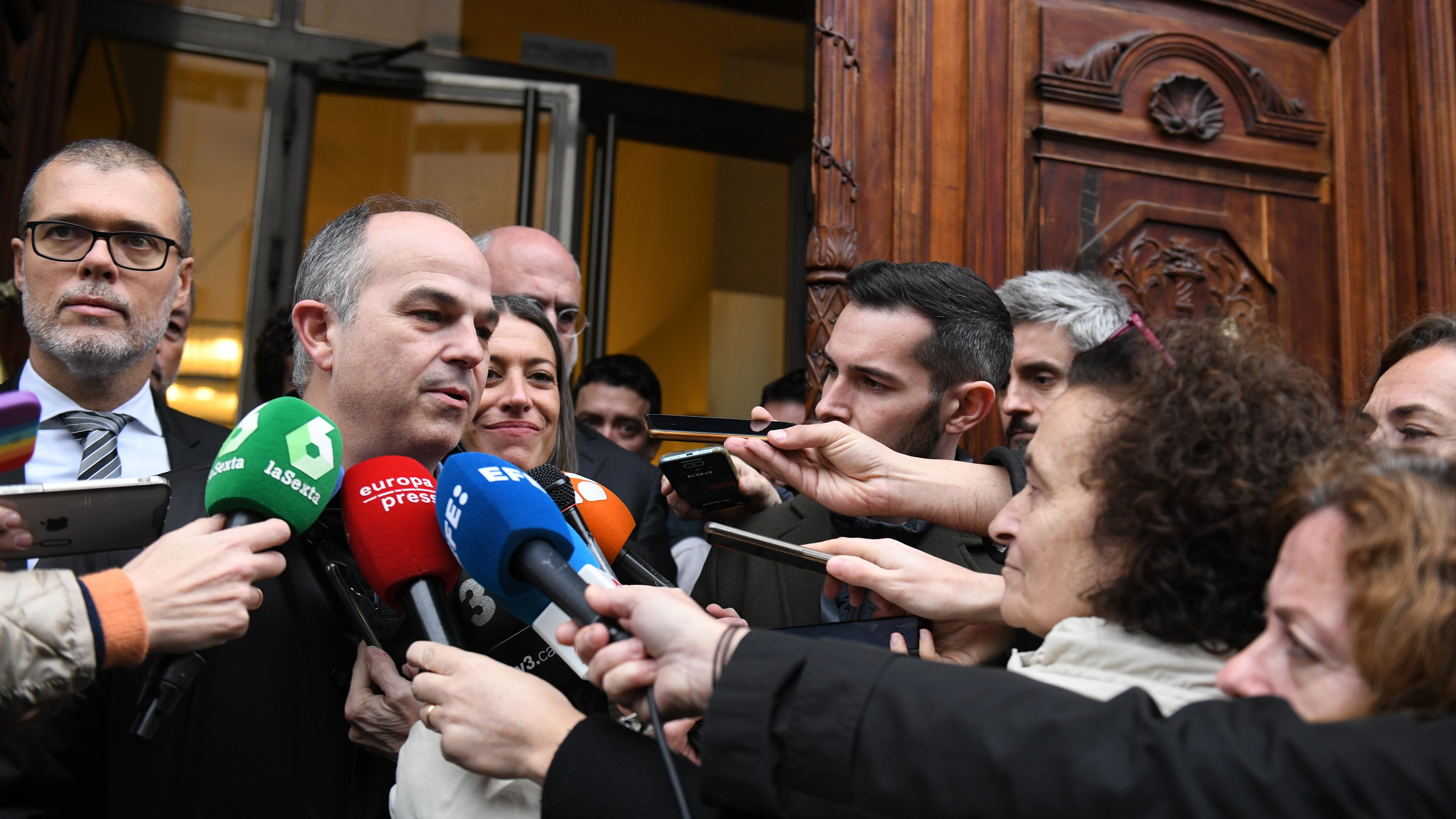 El secretario general de Junts per Catalunya, Jordi Turull, ofrece declaraciones a los medios a su salida de una reunión con el secretario de Organización del PSOE, en el Congreso de los Diputados, a 17 de enero de 2024, en Madrid (España). Durante la reunión, han tratado la delegación de competencias de inmigración a la Generalitat. La reunión se celebra hoy en el Congreso y es la primera reunión entre Cerdán y Turull, después de que ambos hayan mantenido varios encuentros en Barcelona y Sui...