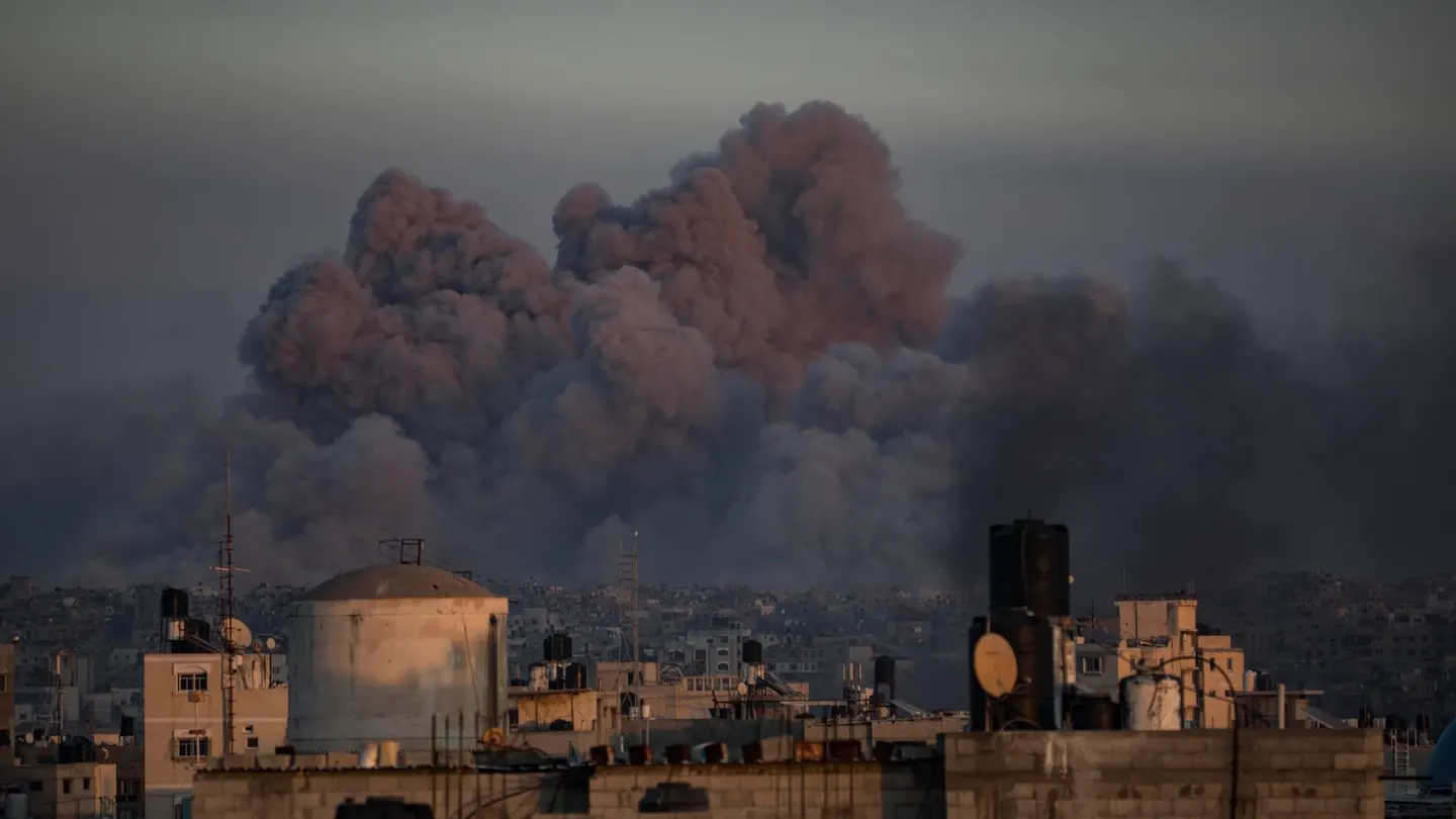Bombardeo israelí sobre Jan Yunis, al sur de la Franja de Gaza. Bombardeo israelí sobre Jan Yunis, al sur de la Franja de Gaza.