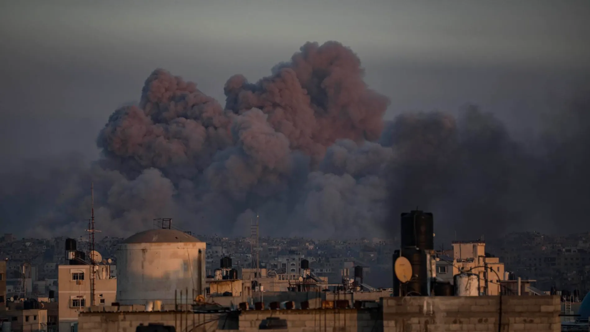 Bombardeo israelí sobre Jan Yunis, al sur de la Franja de Gaza. 