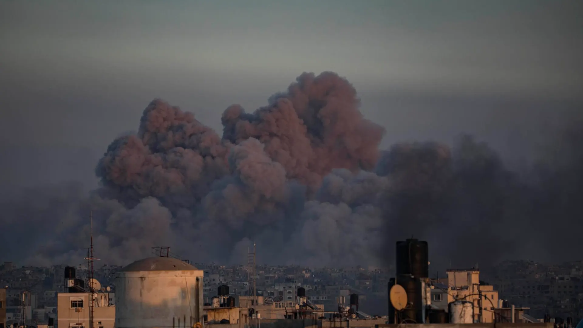 Bombardeo israelí sobre Jan Yunis, al sur de la Franja de Gaza. 