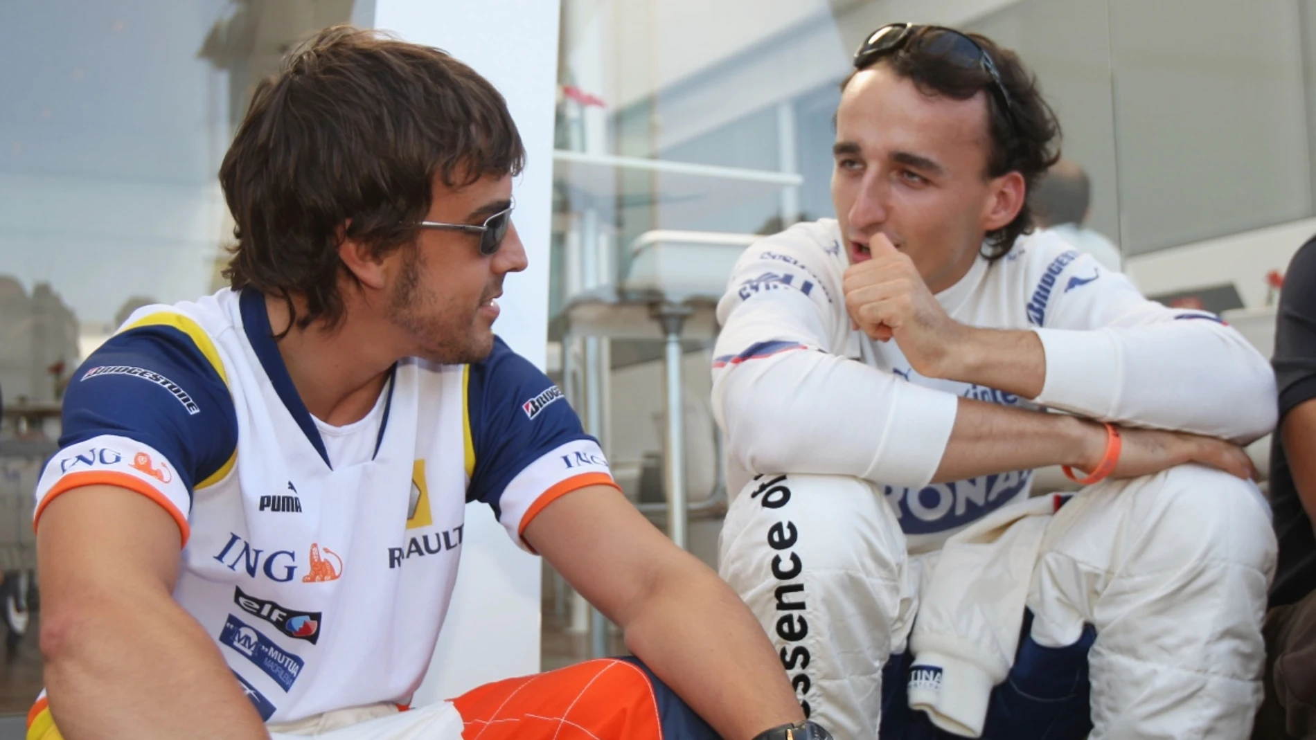 Fernando Alonso charla con Robert Kubica