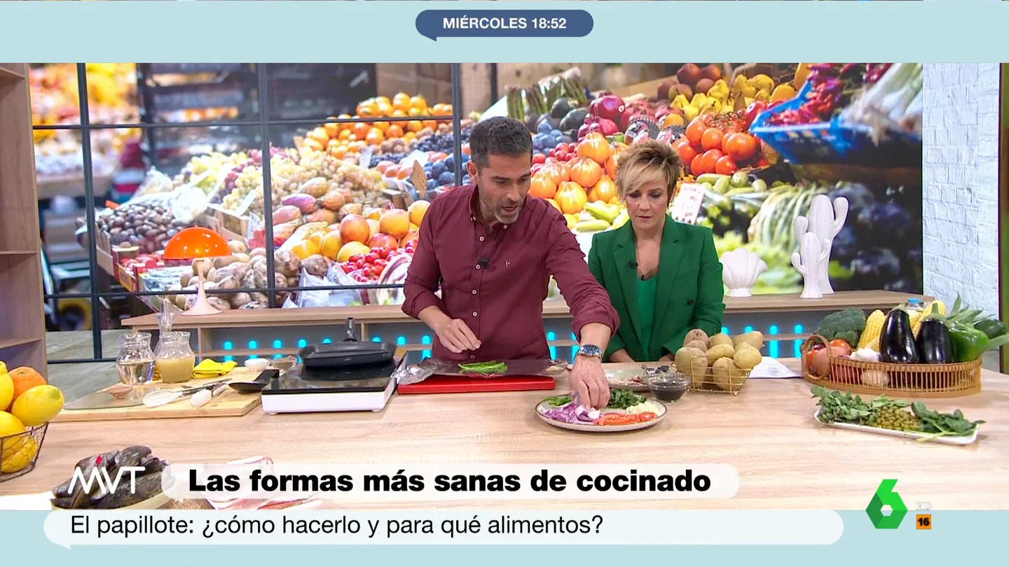 El nutricionista Pablo Ojeda nos enseña a hacer un papillot perfecto con sardinas y verduras El nutricionista Pablo Ojeda nos enseña a hacer un papillot perfecto con sardinas y verduras