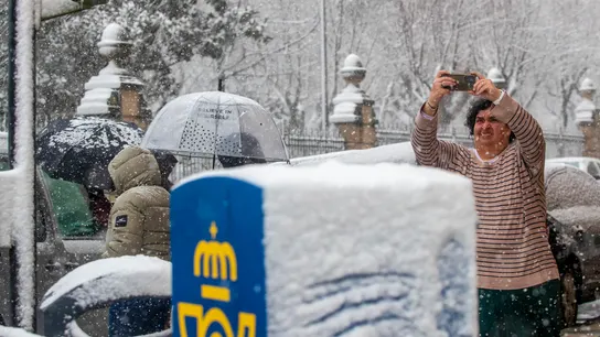 Una mujer fotografía la nevada de este viernes en Soria Una mujer fotografía la nevada de este viernes en Soria