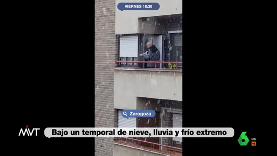 La tierna imagen de un hombre mostrándole la nieve a su gatito en Zaragoza La tierna imagen de un hombre mostrándole la nieve a su gatito en Zaragoza