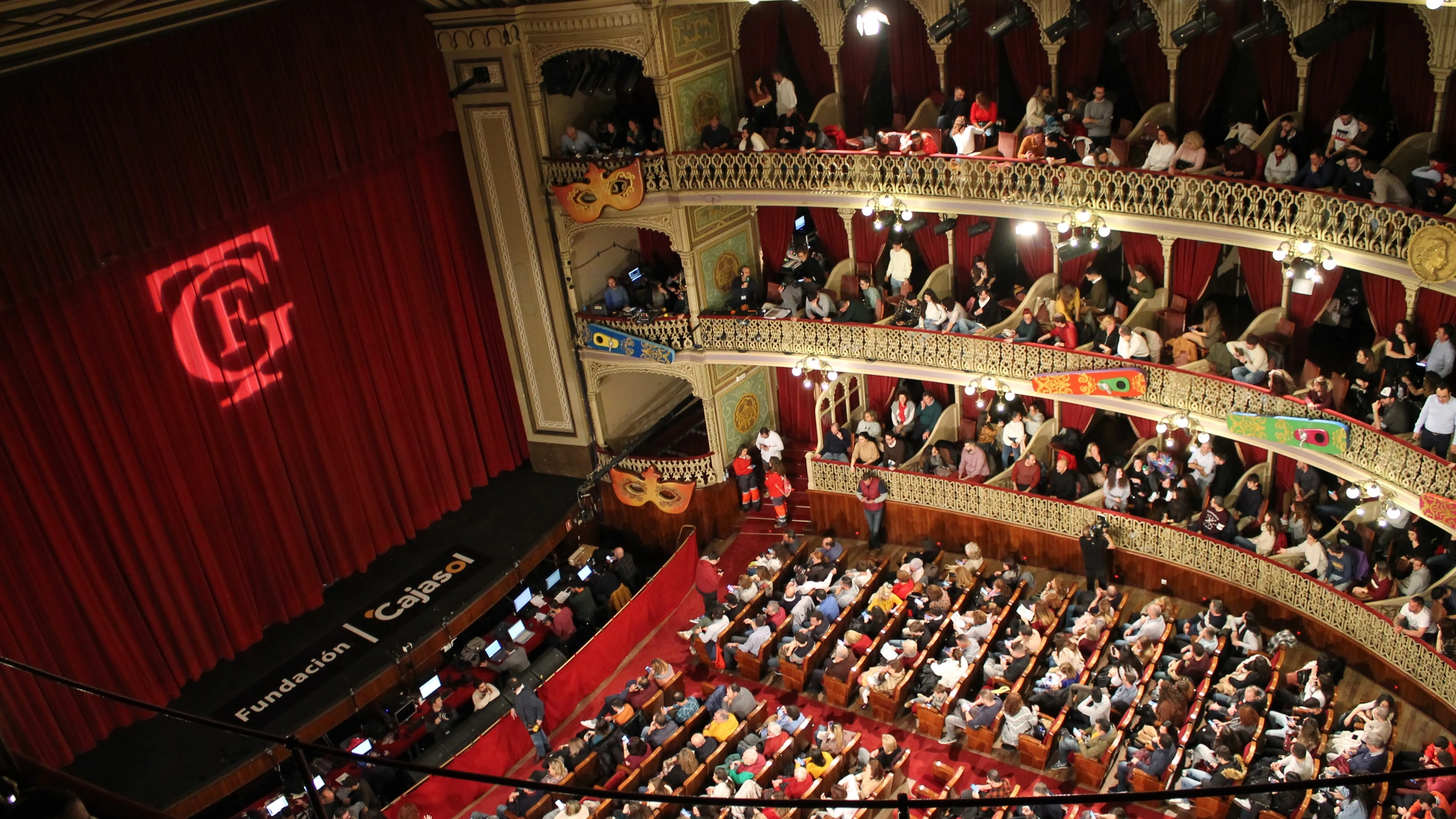 Imagen del interior del Gran Teatro Falla en una función de Carnaval.
