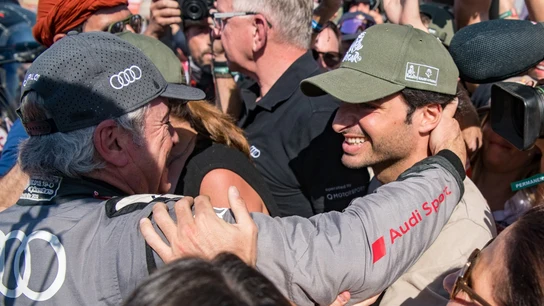 Carlos Sainz padre abraza a su hijo Carlos Sainz padre abraza a su hijo