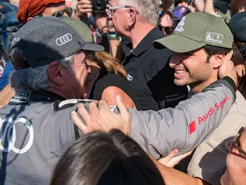 Carlos Sainz padre abraza a su hijo