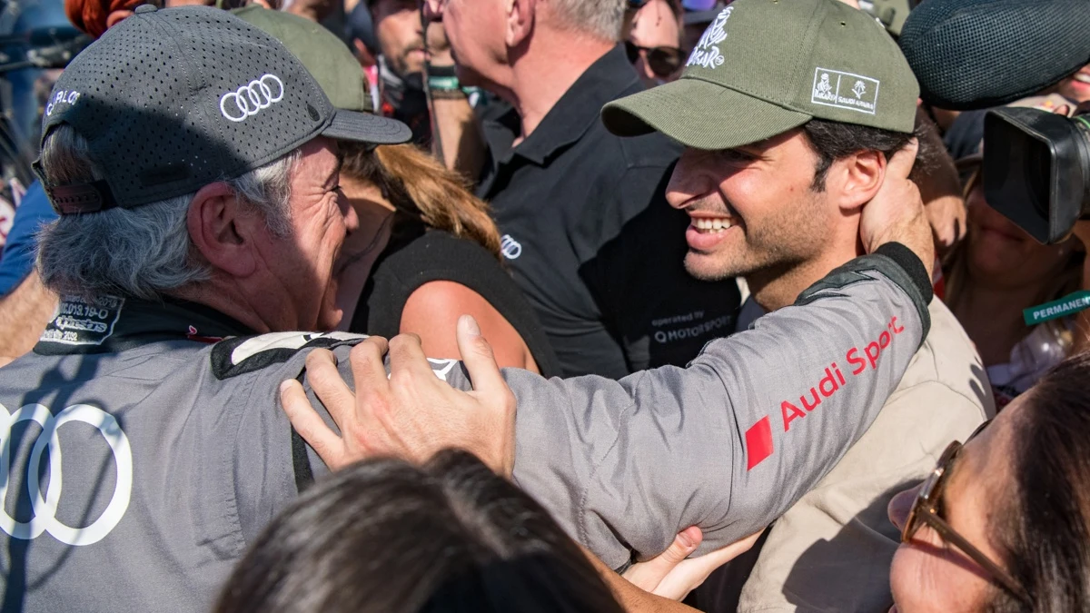 Carlos Sainz padre abraza a su hijo