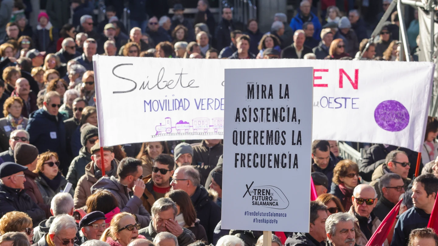 Miles de personas se concentran en Salamanca por la recuperación del Ruta de la Plata en el oeste Miles de personas se concentran en Salamanca por la recuperación del Ruta de la Plata en el oeste