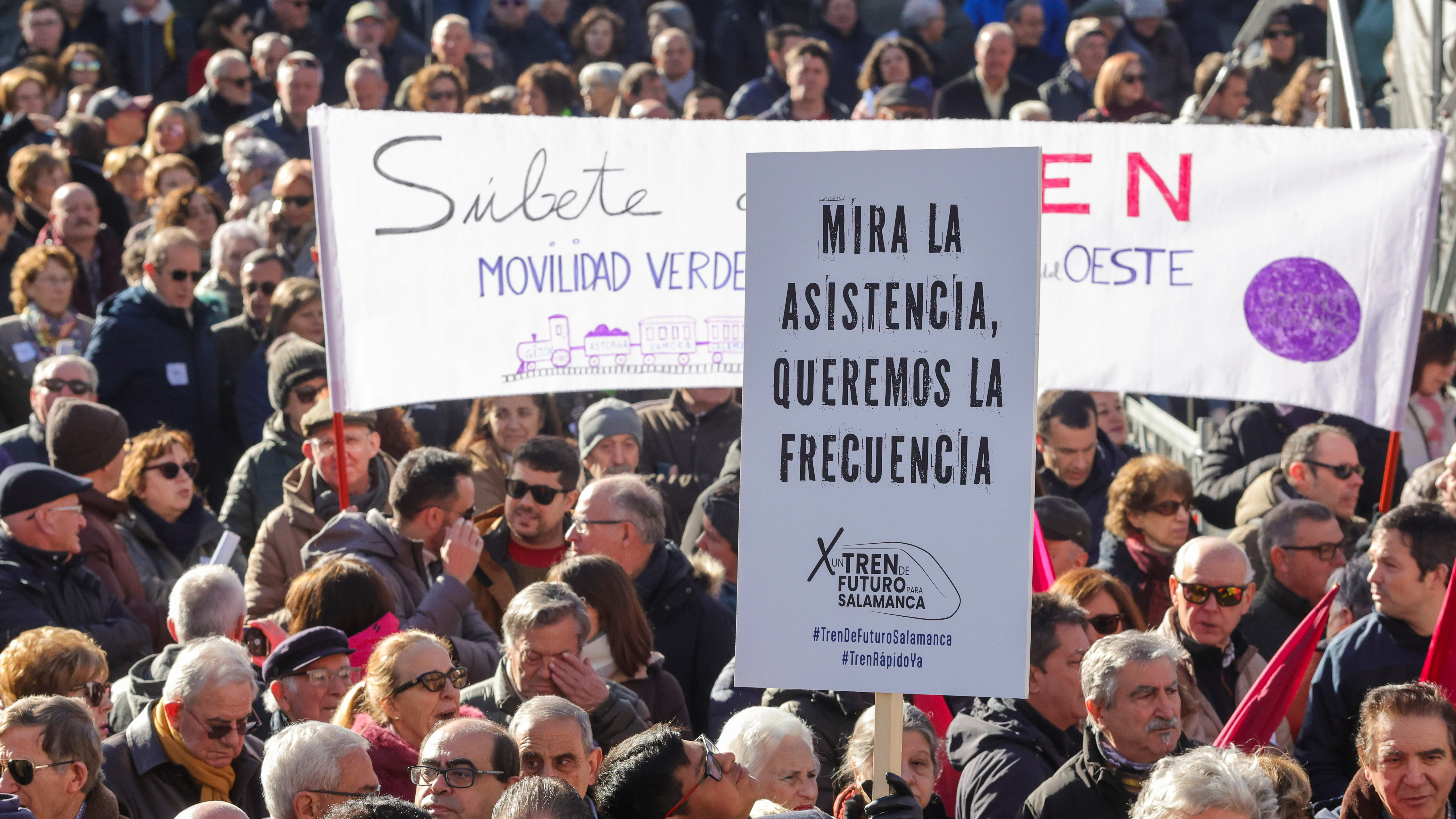 Miles de personas se concentran en Salamanca por la recuperación del Ruta de la Plata en el oeste