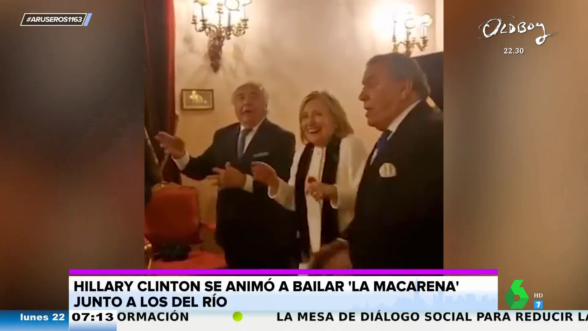 Hillary Clinton baila 'La Macarena' con Los del Río en una fiesta en Sevilla: "¡Qué random esta fiesta!"