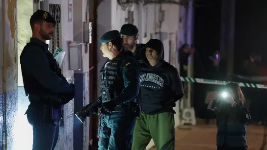 El presunto asesino de tres hermanos en Morata de Tajuña llega custodiado por guardias civiles al registro de su vivienda. El presunto asesino de tres hermanos en Morata de Tajuña llega custodiado por guardias civiles al registro de su vivienda.