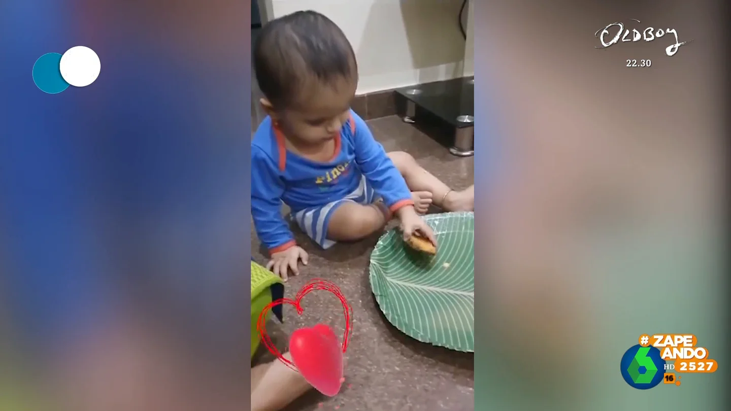 El momento más tierno: así 'contesta' una niña a una llamada telefónica El momento más tierno: así 'contesta' una niña a una llamada telefónica