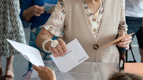 Una persona ejerce su derecho a voto durante las elecciones generales, en el Colegio Ramiro de Maeztu, a 23 de julio de 2023, en Madrid (España) Una persona ejerce su derecho a voto durante las elecciones generales, en el Colegio Ramiro de Maeztu, a 23 de julio de 2023, en Madrid (España)