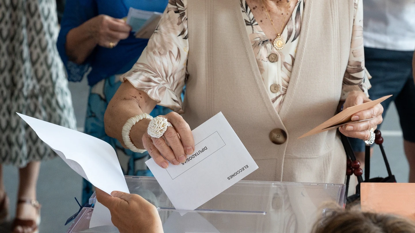 Una persona ejerce su derecho a voto durante las elecciones generales, en el Colegio Ramiro de Maeztu, a 23 de julio de 2023, en Madrid (España) Una persona ejerce su derecho a voto durante las elecciones generales, en el Colegio Ramiro de Maeztu, a 23 de julio de 2023, en Madrid (España)