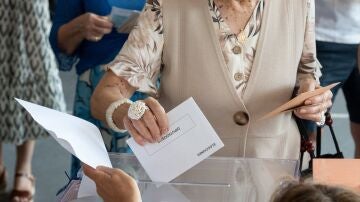 Una persona ejerce su derecho a voto durante las elecciones generales, en el Colegio Ramiro de Maeztu, a 23 de julio de 2023, en Madrid (España)