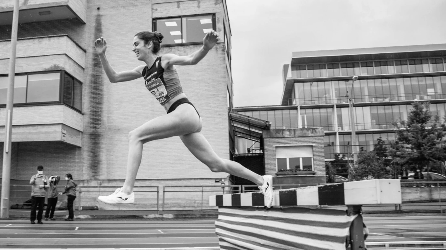 Alba Cebrián, durante una prueba de atletismo Alba Cebrián, durante una prueba de atletismo