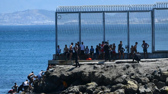 Un grupo de migrantes marroquíes en las inmediaciones de la valla de Ceuta, a 17 de mayo de 2021 Un grupo de migrantes marroquíes en las inmediaciones de la valla de Ceuta, a 17 de mayo de 2021