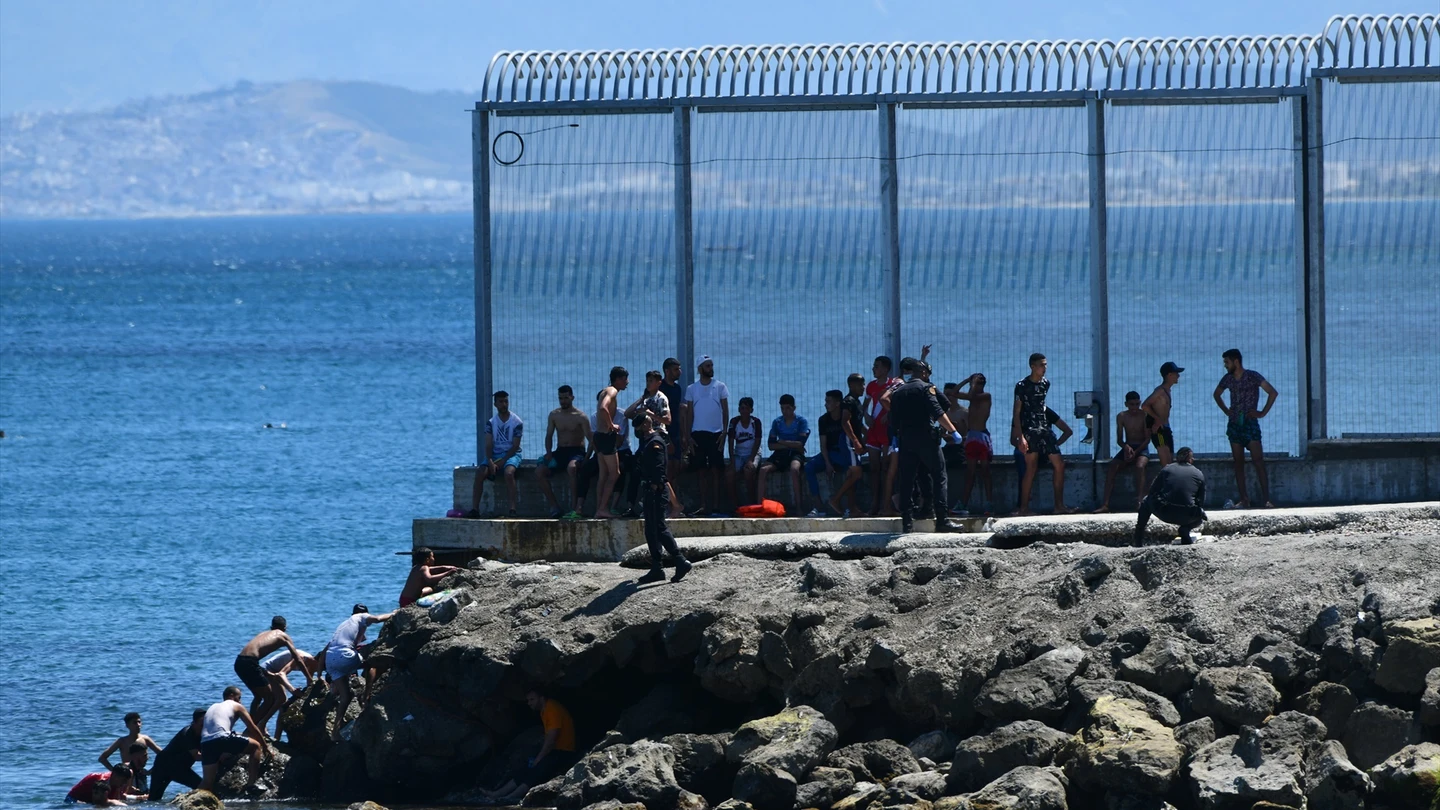 Un grupo de migrantes marroquíes en las inmediaciones de la valla de Ceuta, a 17 de mayo de 2021 Un grupo de migrantes marroquíes en las inmediaciones de la valla de Ceuta, a 17 de mayo de 2021