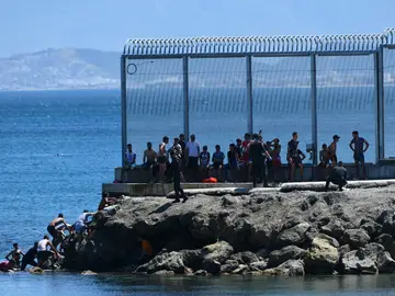 Un grupo de migrantes marroquíes en las inmediaciones de la valla de Ceuta, a 17 de mayo de 2021