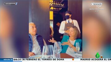 Un hijo se viste de camarero para sorprender a sus padres en un restaurante tras cinco años sin verle